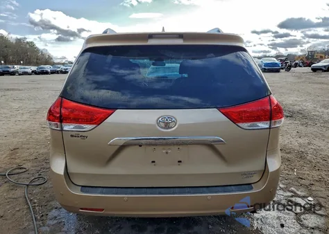 2014 Toyota Sienna Xle z USA, uszkodzony, nr VIN 5TDDK3DC3ES087463